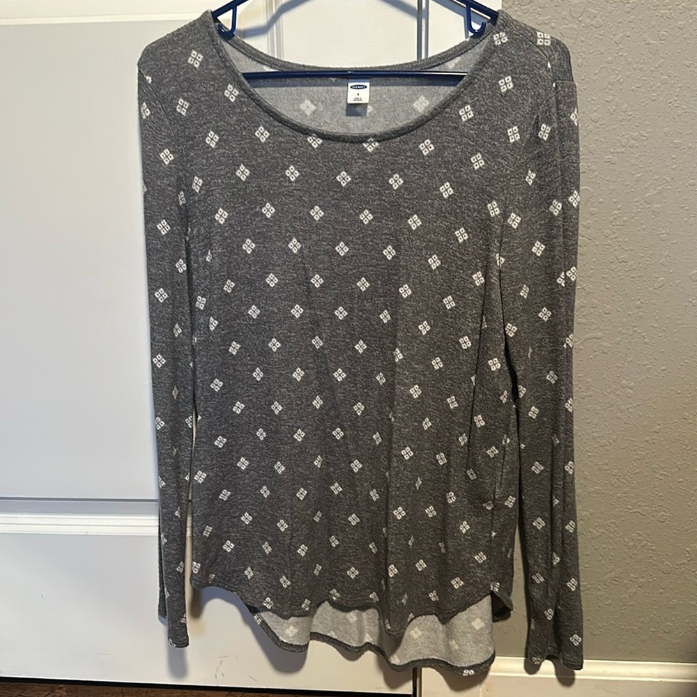 Small old navy grey shirt with white designs